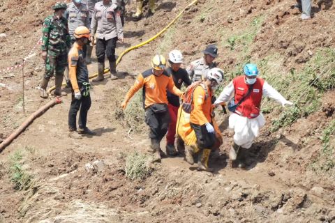 Tim SAR gabungan evakuasi korban longsor kelima