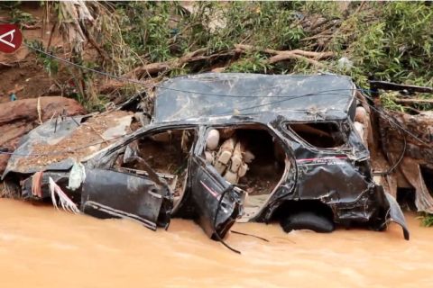 Enam korban banjir-longsor di Pesisir Selatan masih dicari