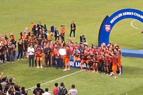 Borneo FC angkat trofi juara reguler series Liga 1 2023/24