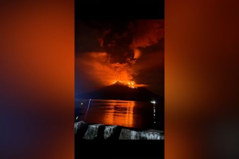 Gunung Ruang Sulut berstatus awas, 828 warga dievakuasi