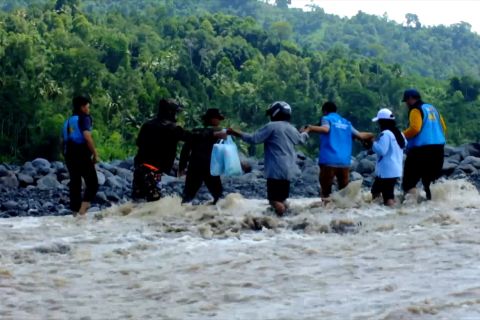 Jatim salurkan bantuan ke korban banjir Semeru di daerah terisolir