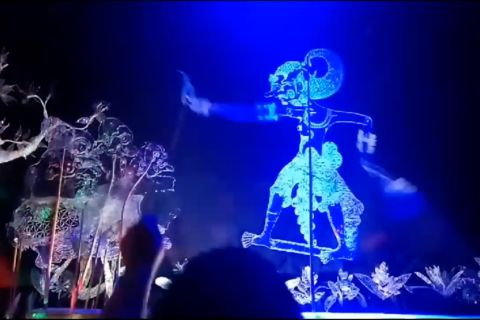 Mengenal wayang kristal, karya seni dari limbah botol plastik