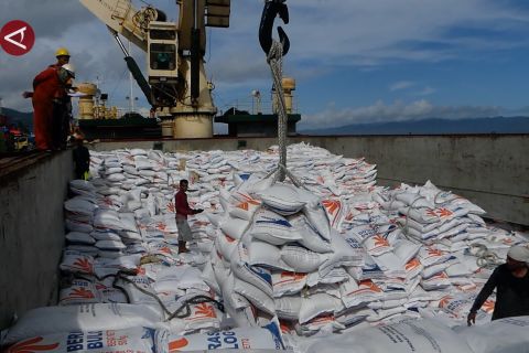 Bulog Maluku tambah stok beras sejumlah 4.750 ton dari Vietnam