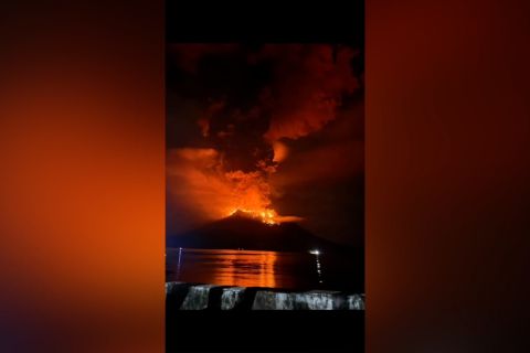 Gunung Ruang kembali erupsi dan berstatus awas, BNBP lakukan evakuasi