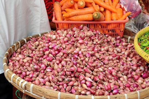 Harga merambat naik, stok bawang merah di Pasar Kranggot masih aman