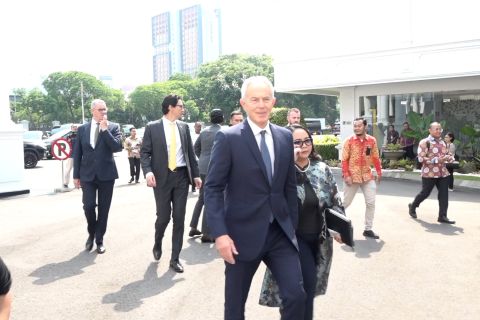 Jokowi dan Tony Blair bahas rencana investasi IKN di Istana