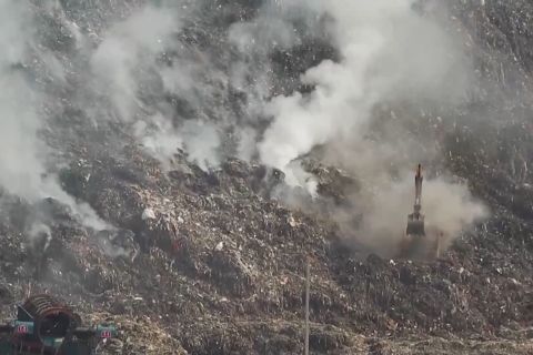 Kebakaran terjadi di tempat pembuangan sampah besar di New Delhi