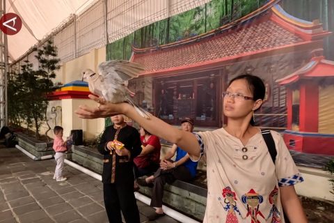 Pelepasan burung jelang peringatan Hari Waisak di Bogor