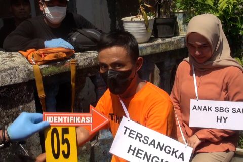 Polisi gelar reka adegan suami timbun jasad istri di Makassar