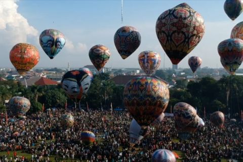 Polres Kota Pekalongan sita puluhan balon udara liar dan petasan