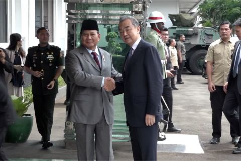 Prabowo terima kunjungan Menlu China Wang Yi di Kantor Kemenhan