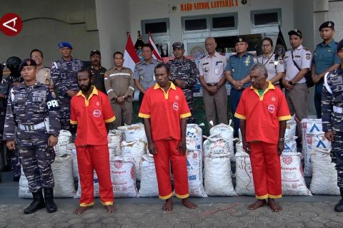Lantamal X Jayapura tangkap tiga WNA pembawa 30 karung pinang ilegal
