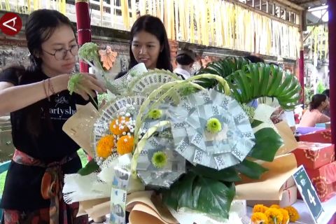 Lomba merangkai buket uang, cara BI Bali edukasi perangkai bunga