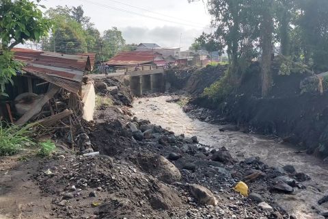 Sumbar siapkan bendungan pengendali di 23 sungai berhulu di Marapi