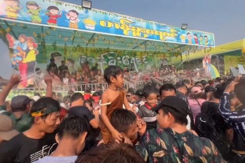 Meriahnya perayaan festival air Thingyan di Myanmar