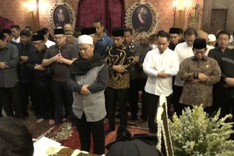 Presiden Jokowi ikut shalati jenazah Mooryati Soedibyo