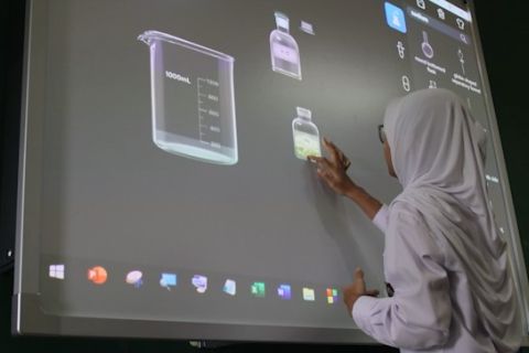 Papan tulis digital pacu semangat belajar peserta didik di Kalbar
