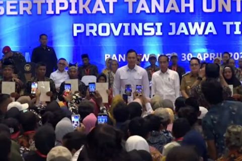 Presiden Jokowi bagikan 10.300 sertifikat tanah di Banyuwangi