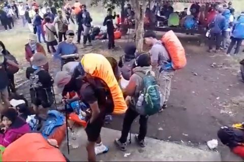 Tak kantongi izin mendaki, 148 wisatawan telantar di Rinjani