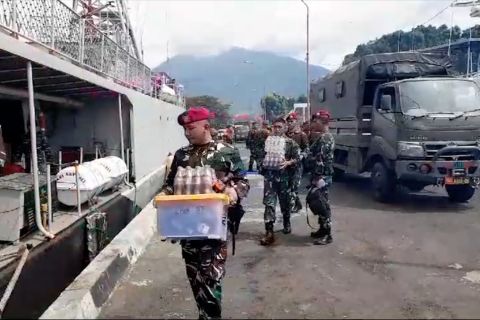 TNI kerahkan KRI Kakap-881 dan 400 prajurit bantu bencana Gunung Ruang