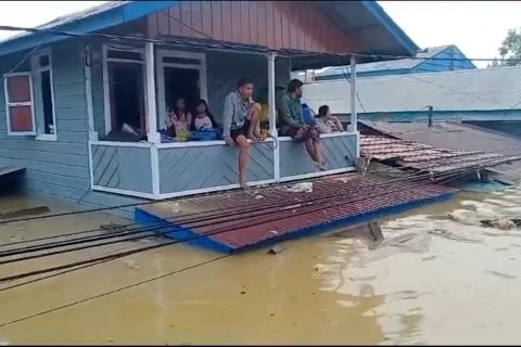 Banjir lumpuhkan Kabupaten Mahakam Ulu, BPBD kerahkan bantuan logistik