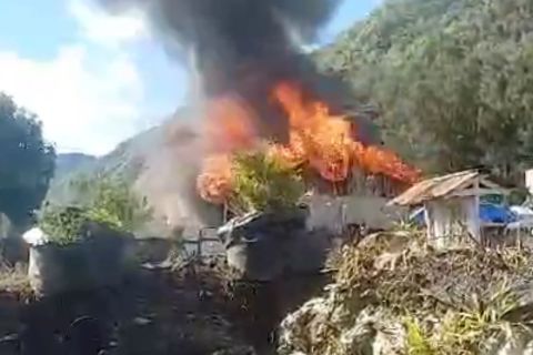 Aparat buru KKB pembakar sekolah di Intan Jaya Papua Tengah