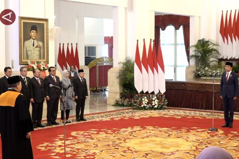 Jokowi saksikan pengucapan sumpah Suharto sebagai Wakil Ketua MA