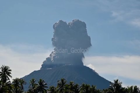 Gunung Ibu erupsi, penduduk sekitar diimbau jauhi radius bahaya