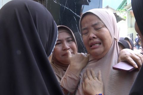 Isak tangis sambut tiga jenazah siswa SMK Lingga Kencana di rumah duka
