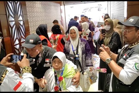Jamaah calon haji asal Indonesia kloter pertama tiba di Madinah