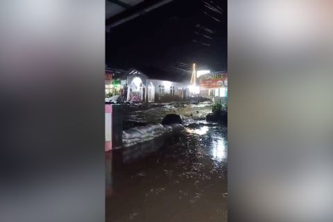 Kawasan Gunung Marapi diterjang banjir lahar dingin