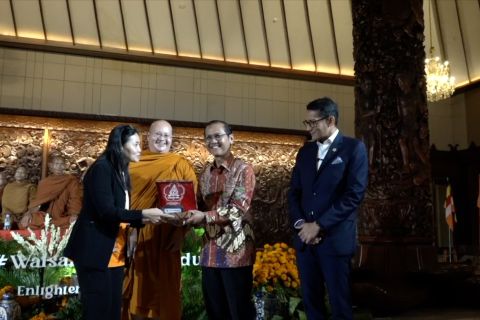 Menparekraf lepas 40 Bhikkhu Thudong di TMII