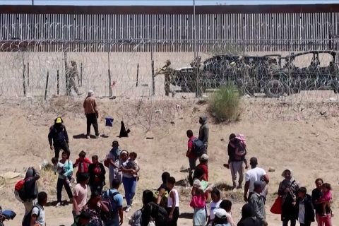 Petugas perbatasan Texas halau para migran dari pagar batas negara