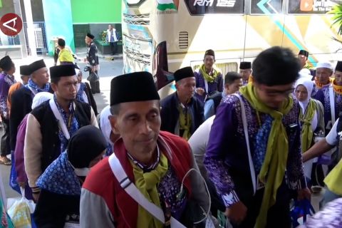 PPIH Surabaya berangkatkan jamaah calon haji gelombang kedua