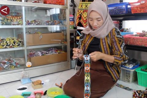 Ketelitian berbuah cuan dari kerajinan manik khas Kalimantan