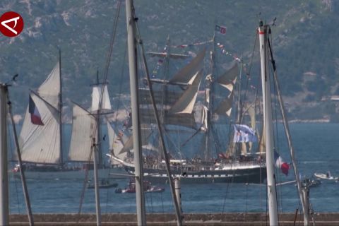 Kapal pembawa api Olimpiade tiba di Pelabuhan Tua Marseille, Prancis