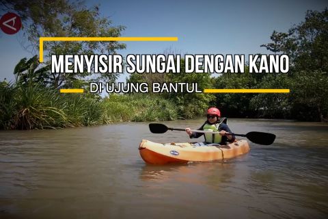 Menyisir sungai dengan kano di ujung Bantul