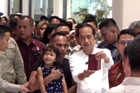 Suka cita ribuan warga sambut Presiden Jokowi yang nge-mal di Kendari