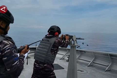 Tingkatkan kemampuan, Lanal Lhokseumawe latihan tembak di tengah laut