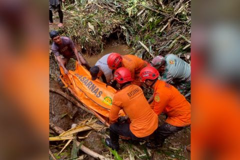 Tim SAR evakuasi warga Halmahera Utara yang tertimbun longsor