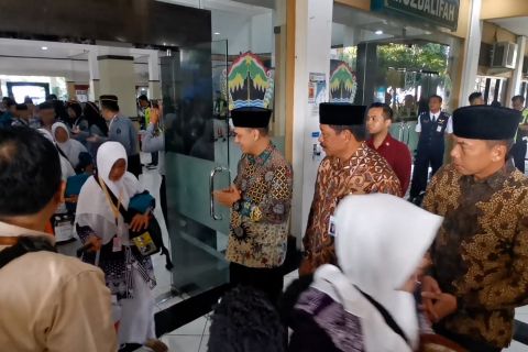Wamenag lepas calon haji asal Embarkasi Solo kloter pertama