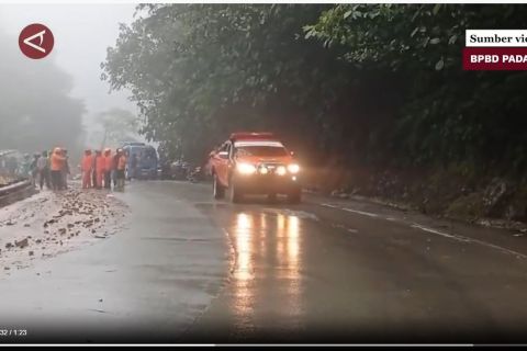 Jalan Nasional di Sitinjau Lauik putus tertutup material longsor - Video