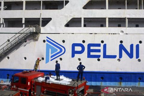 KM Umsini terbakar saat berlabuh di Pelabuhan Makassar