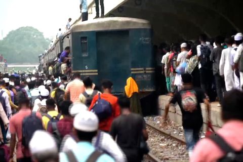 Rayakan Idul Adha, jutaan warga Bangladesh pulang ke kampung halaman