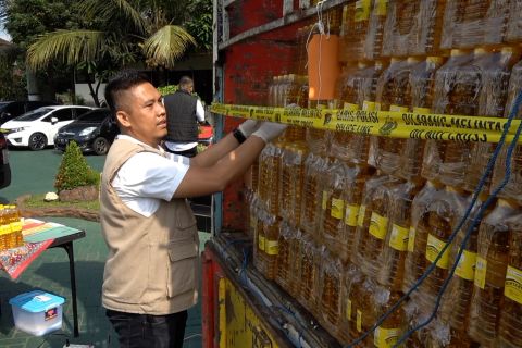 Satgas Pangan Polres Malang bongkar peredaran minyak goreng ilegal