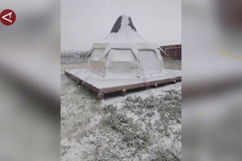 Fenomena langka salju musim panas terjadi di Mongolia