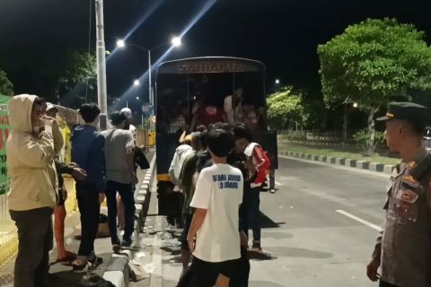 Kepolisian amankan Bobotoh pakai truk usai rusuh di Surabaya