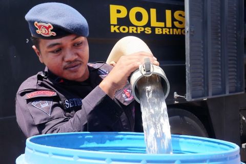Krisis air, Brimob salurkan 6.000 liter air untuk warga Aceh Besar