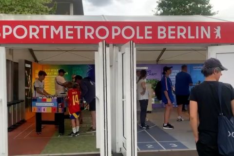 Mengunjungi Sportmetropole Berlin di area Fan Zone Euro 2024