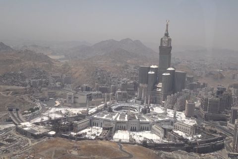 Menyaksikan pergerakan jamaah haji di Kota Mekkah dari langit